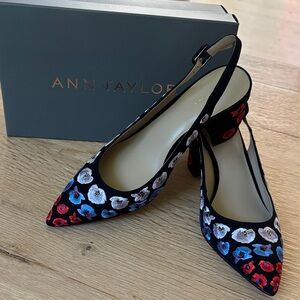 Ann Taylor Brielle Black Suede Block Heels with Embroidered Floral Design 9 NIB